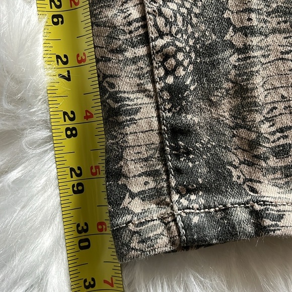 Cabi Snake Skin Print Pants Size 4 - Picture 9 of 9